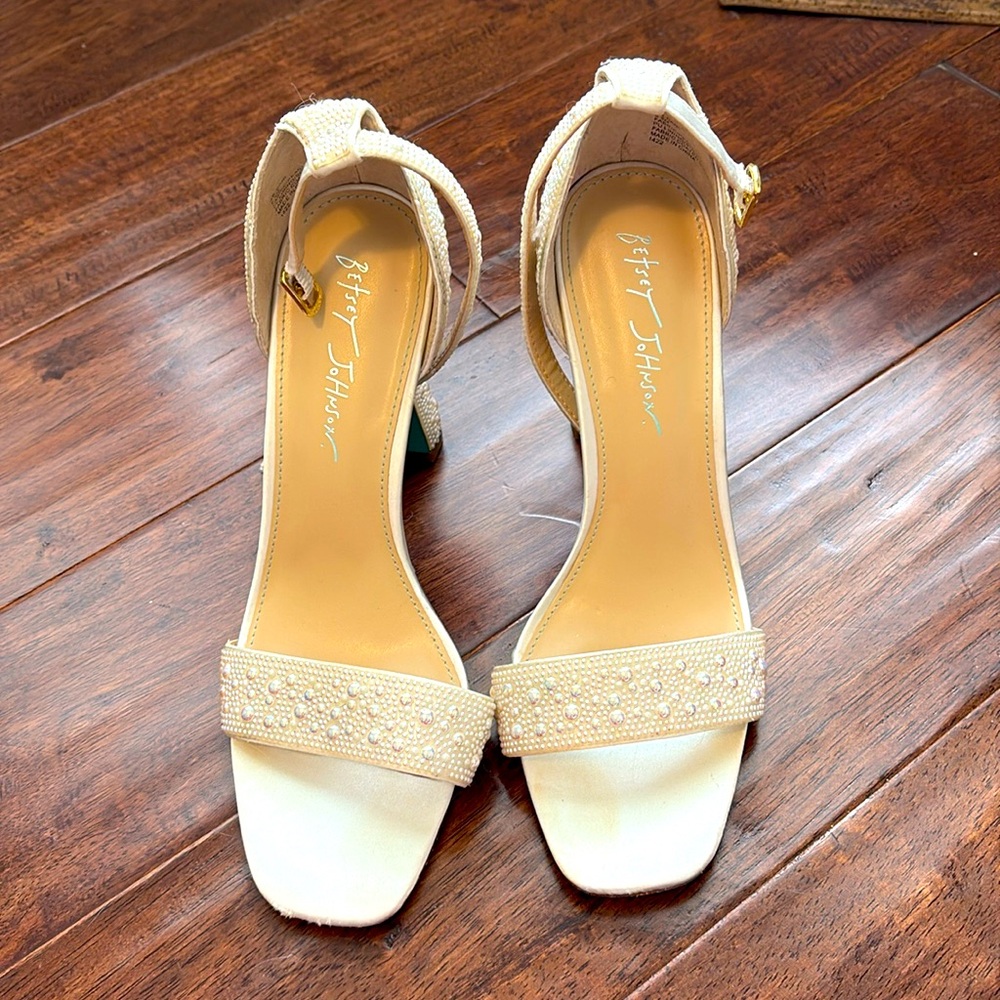 Betsey Johnson Size 8.5 Dani Heeled Sandal, Pearl. Perfect for all 2025 brides